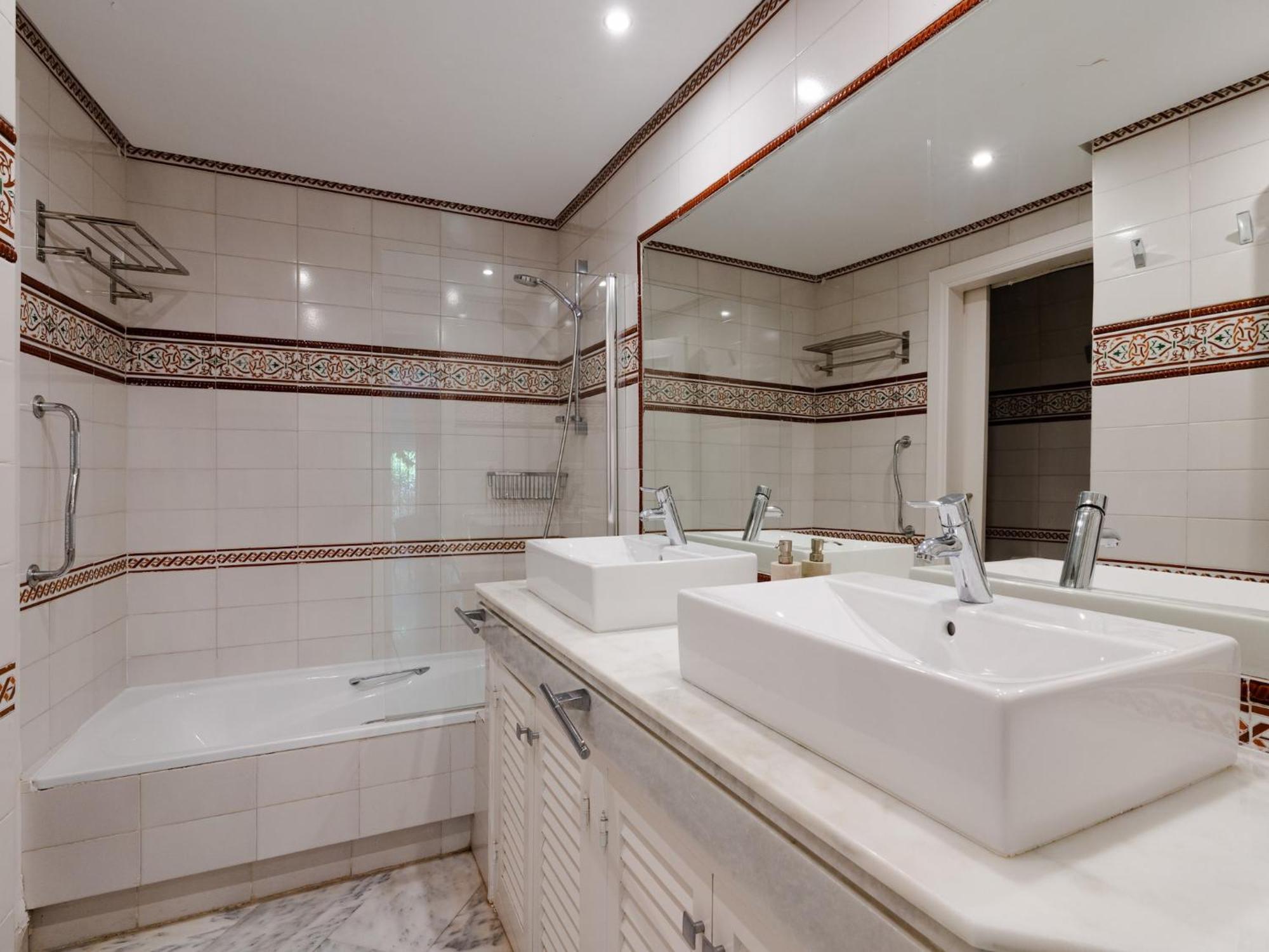 White Pearl Elviria H1 Apartemen *
