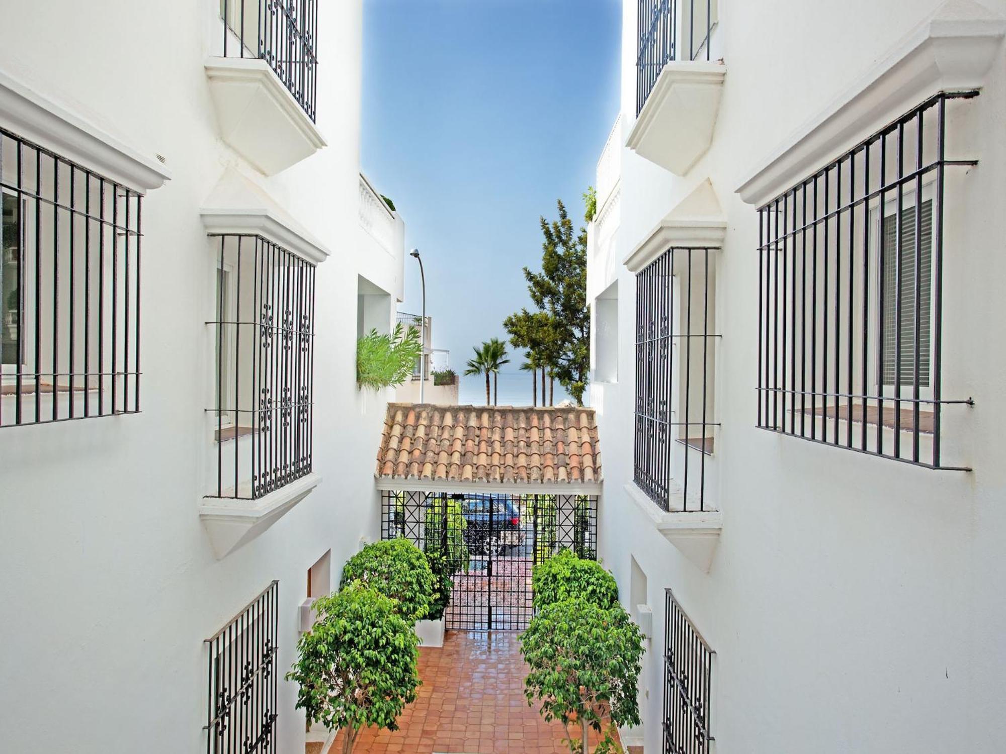 Apartment White Pearl Elviria H1