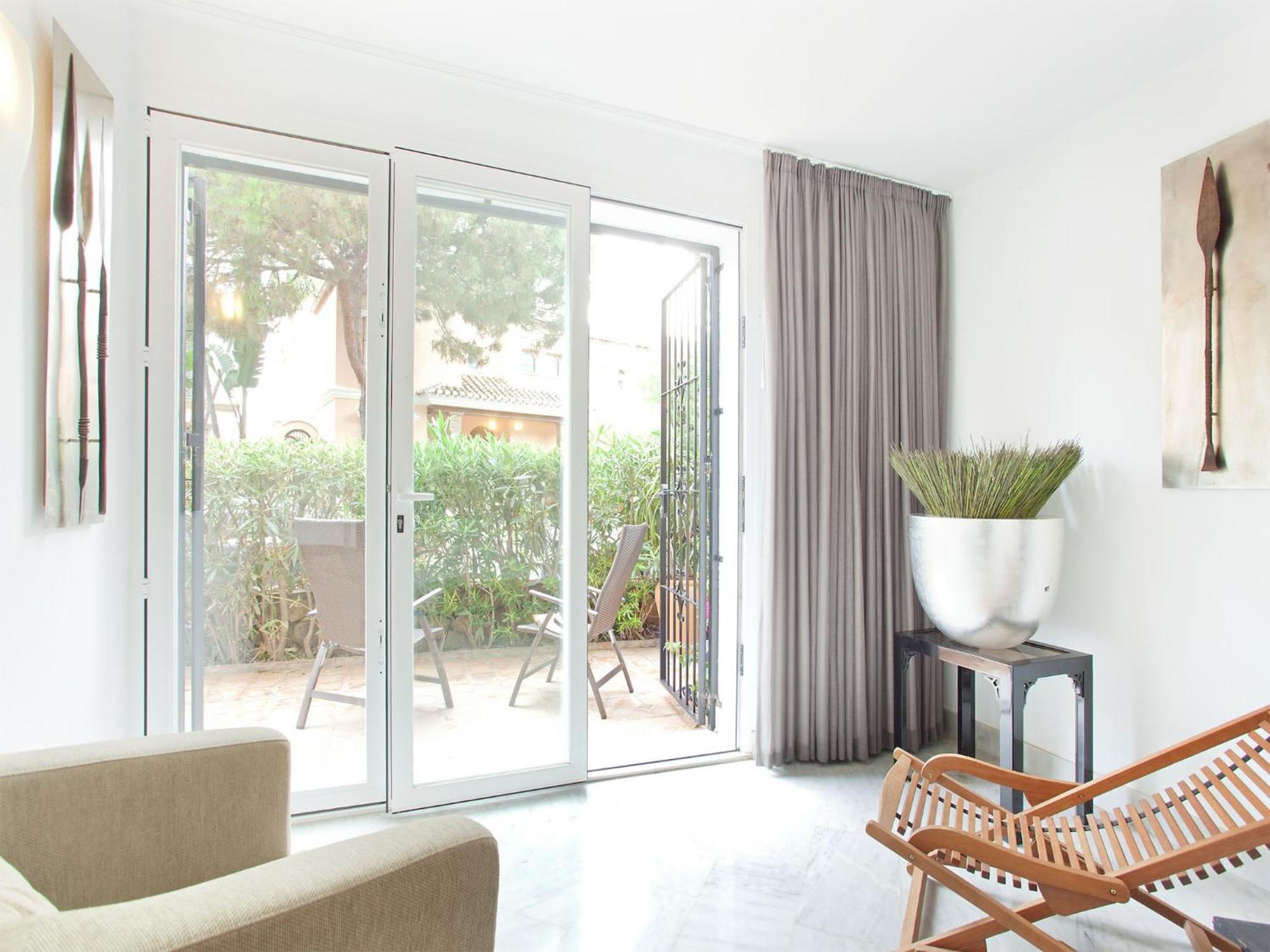 White Pearl Elviria H1 Apartment
